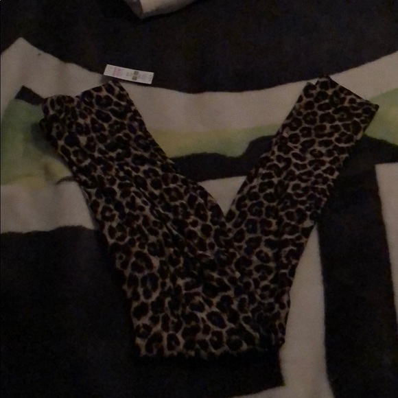 NWT LEOPARD PRINT LEGGINGS - Picture 1 of 2